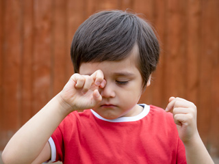 बच्चों के आंखों में खुजली, लालपन और पानी आना हो सकता है VKC रोग का संकेत, डॉक्टर से जानें क्या है ये बीमारी