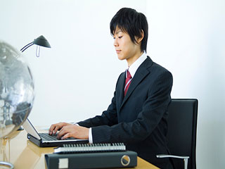 घंटों बैठने से होने वाले नुकसान से बचना है तो सिर्फ 2 मिनट टहलें 