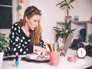 जॉब सुरक्षित रखनी है तो अपनी इन 5 आदतों को सुधार लो!  