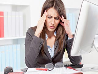 ऑफिस में जब कोई करने लगे परेशान, तो ऐसे पाएं निदान!