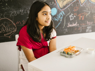 ज्यादा बिजी रहने वाले मां-बाप के बच्चे हो सकते हैं 'साइकॉटिक डिप्रेशन' का शिकार, ऐसे पहचानें लक्षण